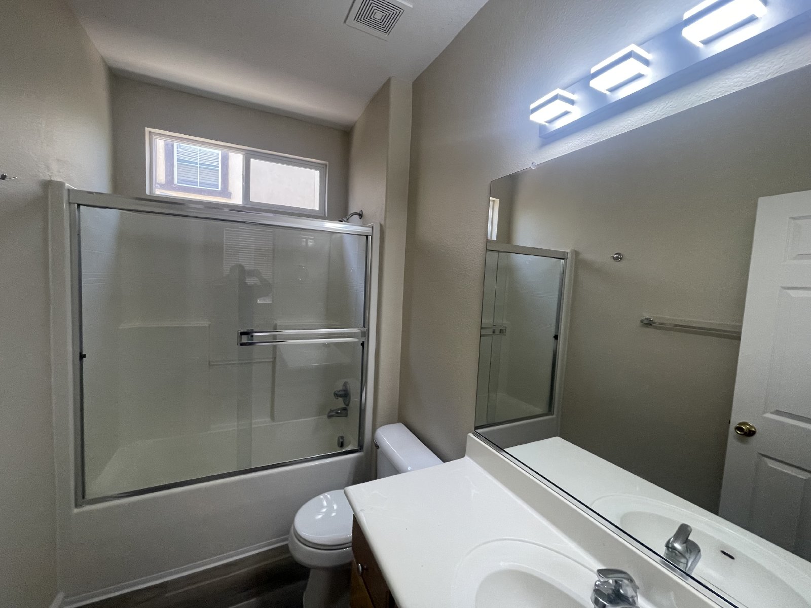 Beautiful 4 Bedroom Close to Downtown Brentwood! property image