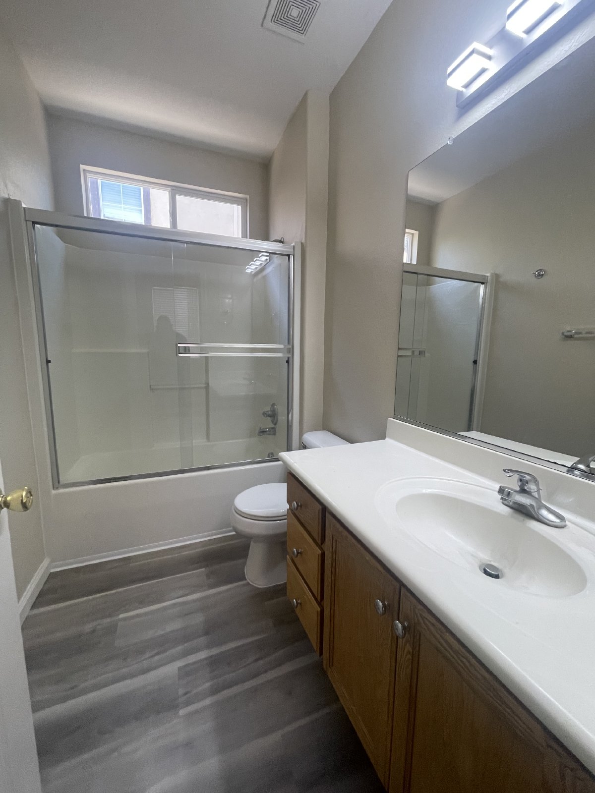 Beautiful 4 Bedroom Close to Downtown Brentwood! property image