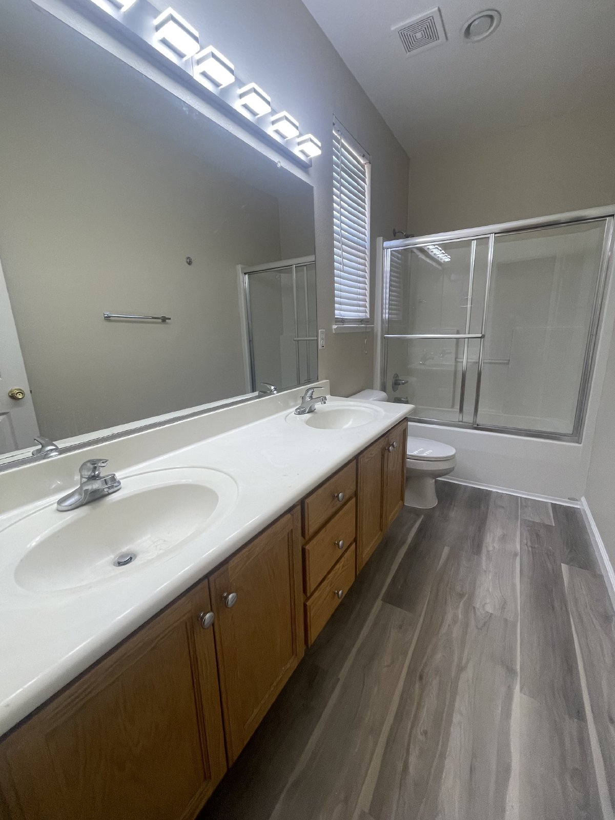 Beautiful 4 Bedroom Close to Downtown Brentwood! property image