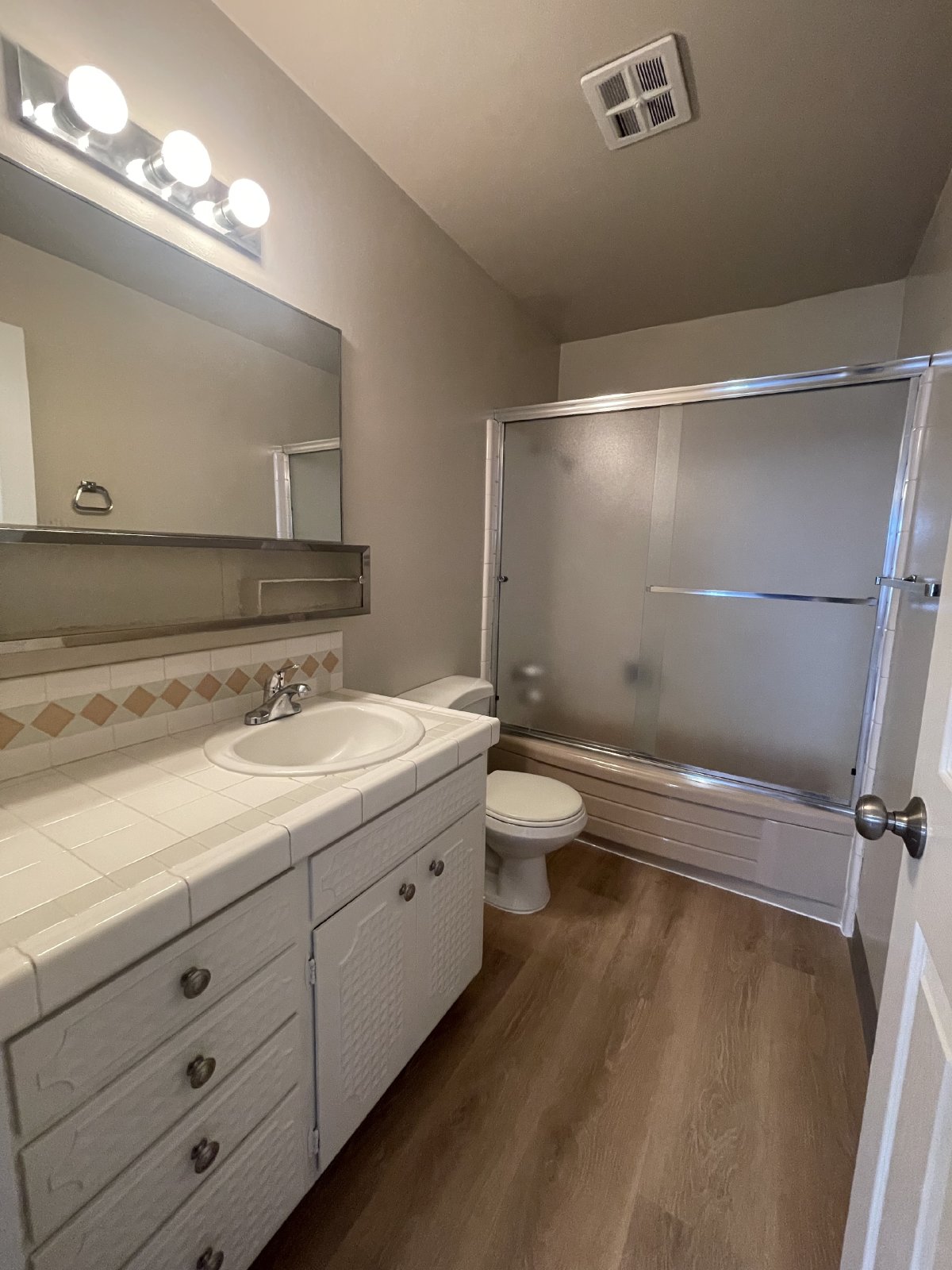 Wonderful Gated 2-Bedroom Downstairs Apartment property image