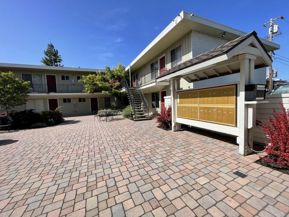 Wonderful Gated Upstairs Home Overlooking Courtyard property image